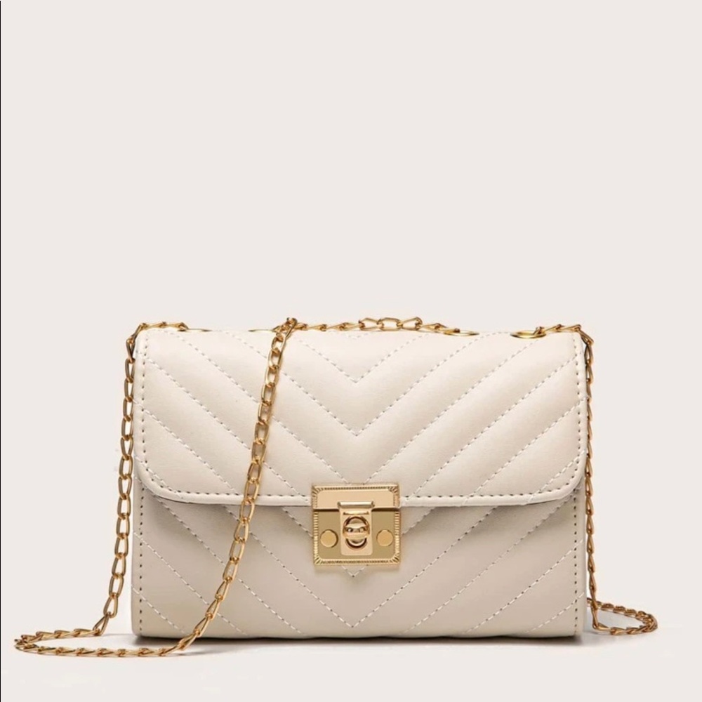 Chevron Flap Chain Shoulder Bag.